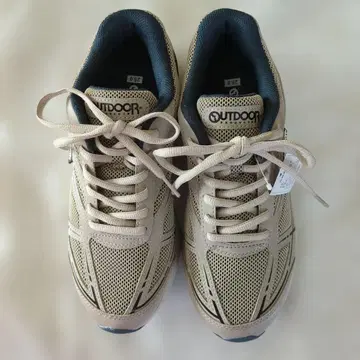 OUTDOOR 베이지 스니커즈