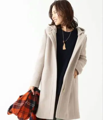 베이지 후드 부착 롱 코트