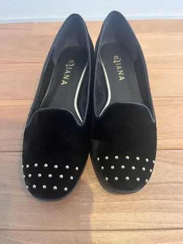 DIANA 스웨이드 스터드 펌프스