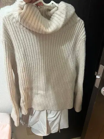 스나이델 아이보리 리브 터틀넥 니트