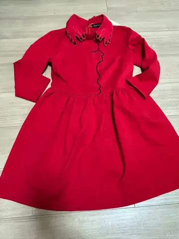 손가락 옷깃 개성적인 원피스 빨간색 얼굴 패턴 예술적인 아트