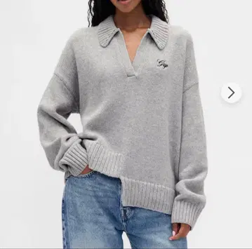비대칭 GAP 로고 스웨터