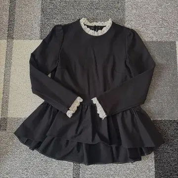 새상품급 아베닐 에투알 프릴 달린 블랙 상의 포멀