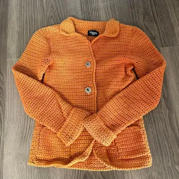 오렌지 니트 스웨터 긴팔 버튼 포함
