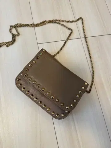 스터드 장식 가죽 숄더백