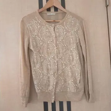 [ 츠모리치사토 ] 베이지 가디건 자수 무늬