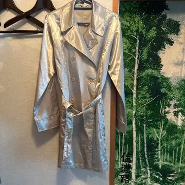 실버 더블 브레스트 트렌치코트