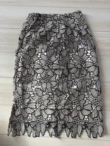 플라워 자수 타이트 스커트 베이지/블랙