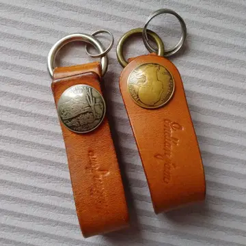 가죽 코인 달린 키링 브라운