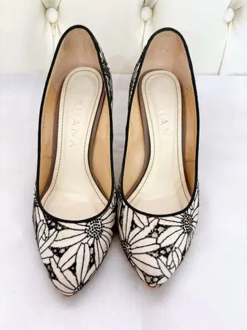 D.IANA 꽃무늬 자수 하이힐 8cm