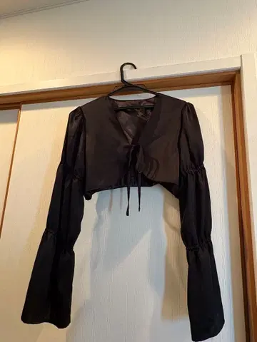 HARE 블랙 크롭 상의