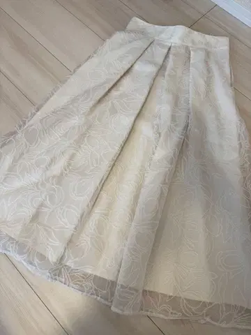 아이보리 꽃무늬 자수 플레어 스커트 38