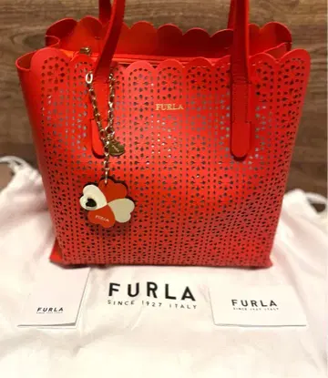 FURLA 샐리 펀칭 토트백 레드 참 포함 미사용 새상품