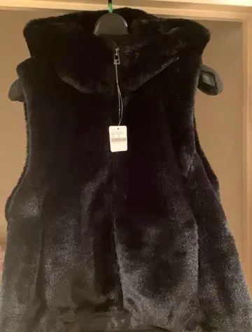 후드 부착 블랙 퍼 베스트