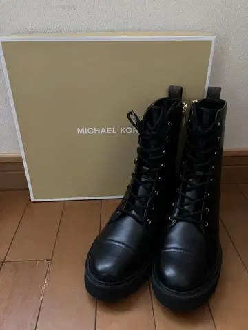 MICHAEL KORS WEISS 컴뱃 부티