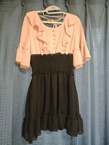 프릴이 달린 핑크 블랙 무릎 기장 원피스