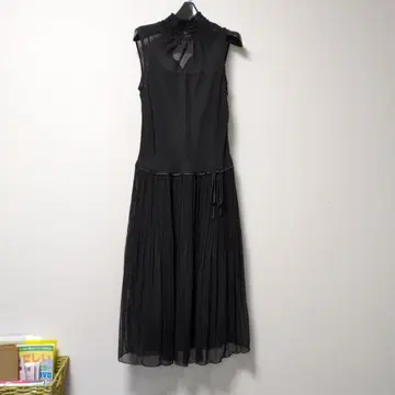 블랙 하이넥 플리츠 원피스