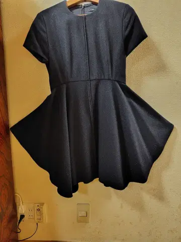 블랙 플레어 디자인 반팔 드레스