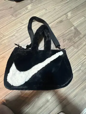 나이키 인조 모피 숄더백