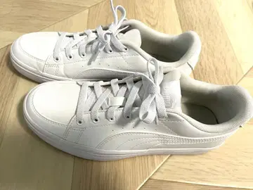 Puma 화이트 스니커즈