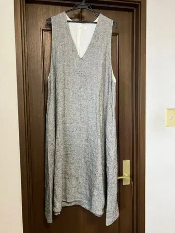 IN NATURAL 슬리브리스 롱 원피스 그레이