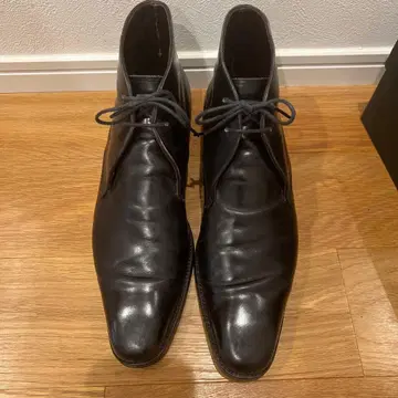 BARNEYS NEWYORK 블랙 카프 가죽 처카 부츠