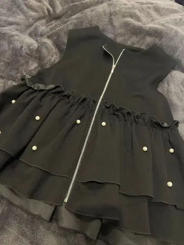 프릴 달린 블랙 슬리브리스 베스트