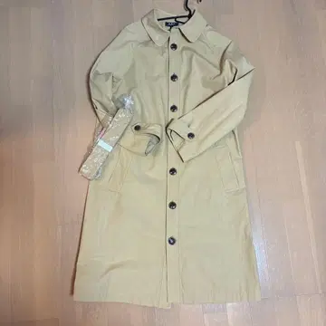 A.P.C. 베이지 트렌치코트