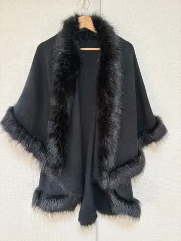 갤러리 퍼 달린 블랙 판초