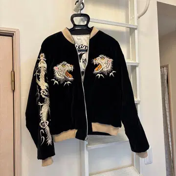 동양 엔터프라이즈 호랑이와 드래곤 자수 벨벳 스카잔