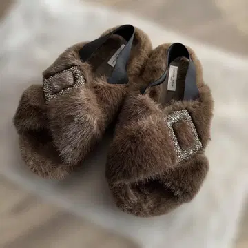 유나이티드 애로우즈 비쥬 인조 모피 백 스트랩 샌들