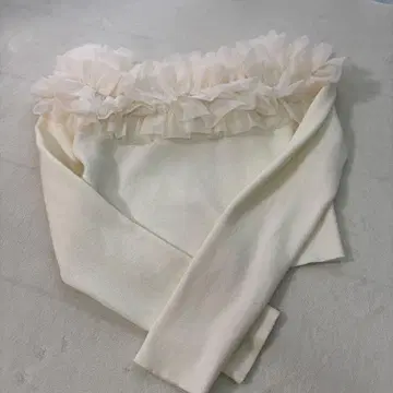 프릴 달린 아이보리 상의 F