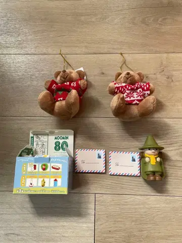 빨간색 스웨터의 브라운 봉제 인형과 스너프킨 백팩 메모 홀더 2세트