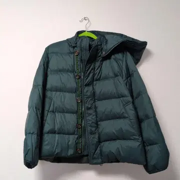 다크 그린 다운 자켓 후드 부착