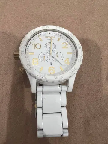 NIXON 화이트 쿼츠 손목시계