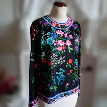 레오나르 꽃무늬 긴팔 상의 블랙