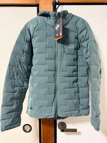 후드 부착 그레이 퀼팅 다운 자켓