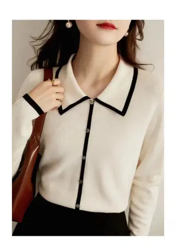 화이트/블랙 카라 부착 니트