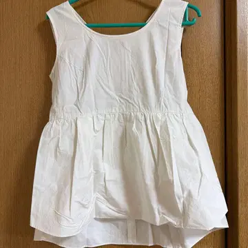 UNVERVAL MUSE 화이트 슬리브리스 상의