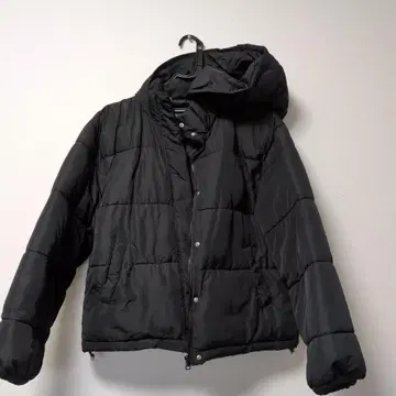 후드 부착 블랙 다운 자켓