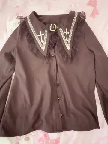 MARS 벨트 포함 크로스 자수 블라우스