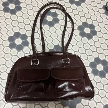 다크 브라운 포켓 부착 핸드백