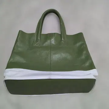 올리브 그린과 화이트 가죽 토트백