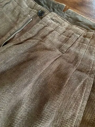 MOJITO 헤링본 무늬 투 턱 팬츠