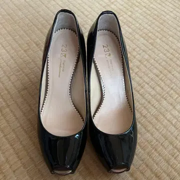 에나멜 블랙 오픈토 펌프스