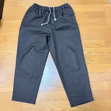 YUAN RELAX TUCK SLACKS 브라운