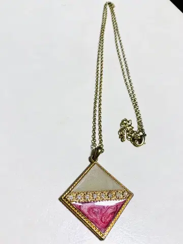 다이아몬드형 펜던트 목걸이