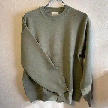 올리브 그린 크루넥 스웨터