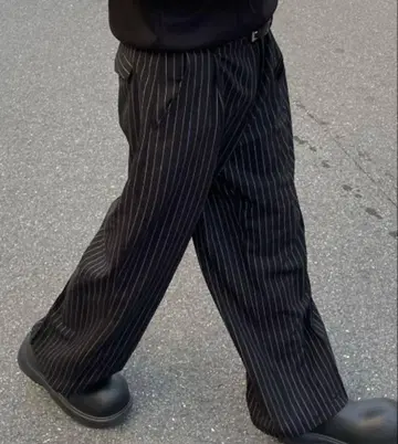 [ 지하 플러스 ] 스트라이프 보더 턱 슬랙스