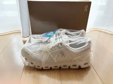 On 클라우드 6 스니커즈 화이트 (클리닝 완료)